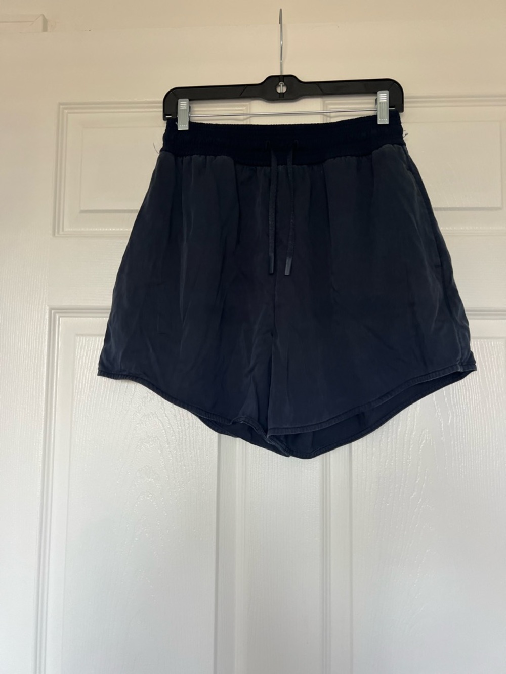 Lululemon women’s navy blue elastic waist shorts size 6 , 100% tencel